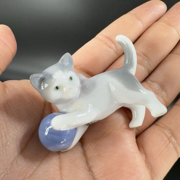 Vintage Pair Metzler Ortloff Kitty Cats Playing Ball Porcelain Figurines Germany - Picture 14 of 16